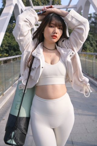 白色瑜伽紧身裤美女