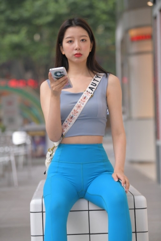 蓝色瑜伽裤美女