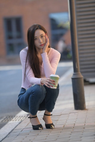大长腿牛仔裤美女
