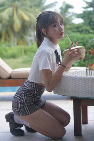 百褶裙女孩