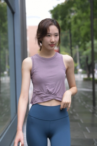 蓝色瑜伽裤运动系高挑美女