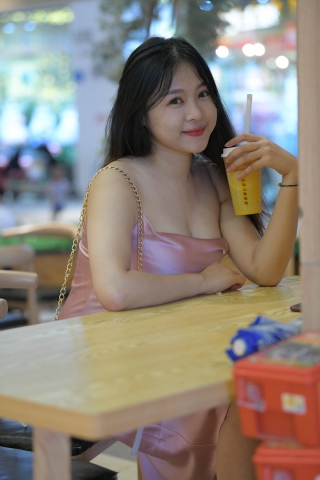 搭讪粉红裙少妇