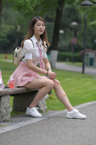 粉色短裙女孩