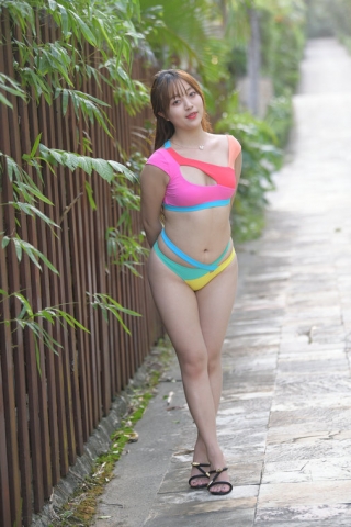 宅宅-彩色镂空比基尼美眉