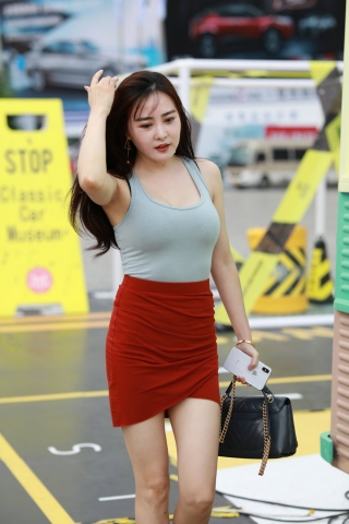 丰满包臀裙美女
