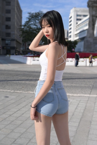 程生-牛仔热裤美女