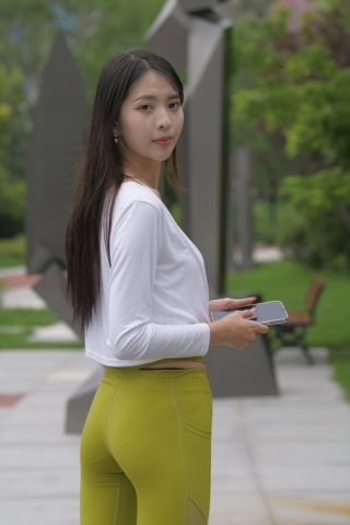 碧玉-绿色瑜伽裤美女