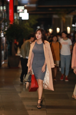 丰满包臀裙美女