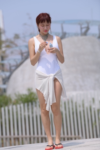 白色连体比基尼美眉