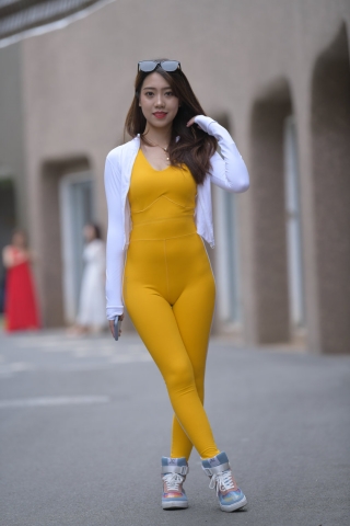 黄色连体紧身裤美女