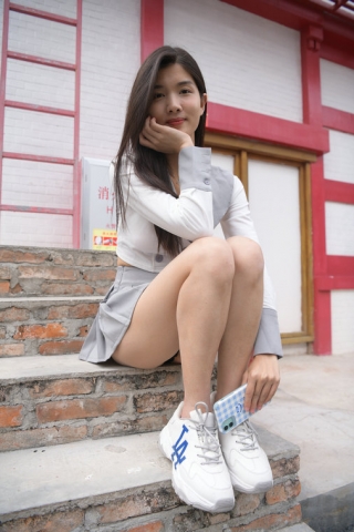 灰色短裙女孩