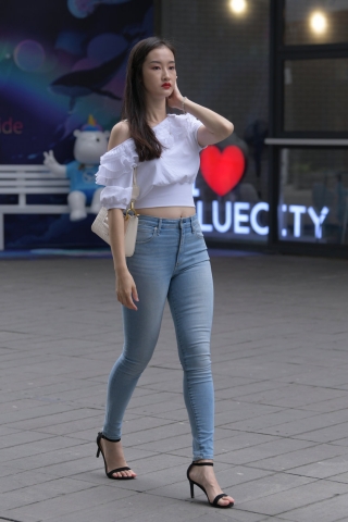 蓝色紧身牛仔裤美女