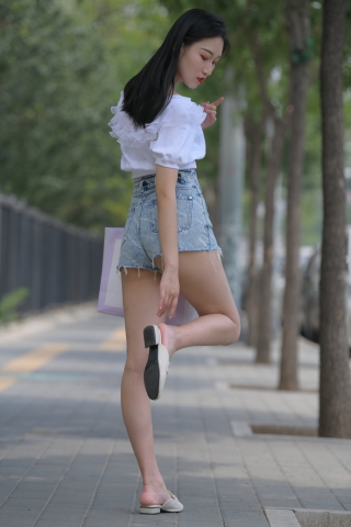 M202108-150-做美甲的美女
